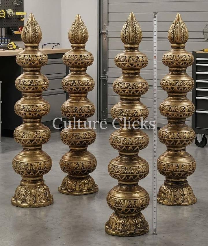 Four carved gold decorative pillars
